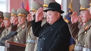 "Kim Jong-un lors d'un défilé militaire en Corée du Nord, mettant en avant la puissance et l'autorité du régime."